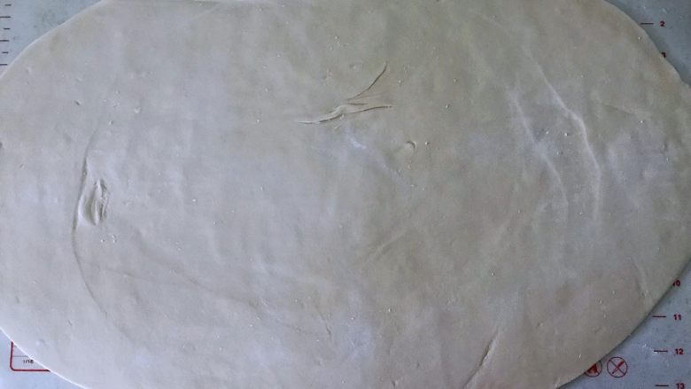 姜黄花卷,饮料做,最后成品花卷的纹路要好看,层次多并且分明,这儿的面饼就不能擀厚。