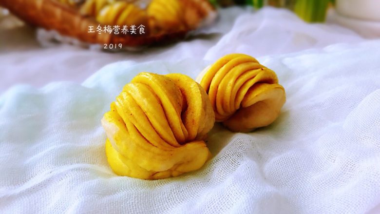 姜黄花卷,饮料做,取出可以吃了,一次吃不完的晾凉后装保鲜袋放入冰箱保存,吃的时候拿出来加热。