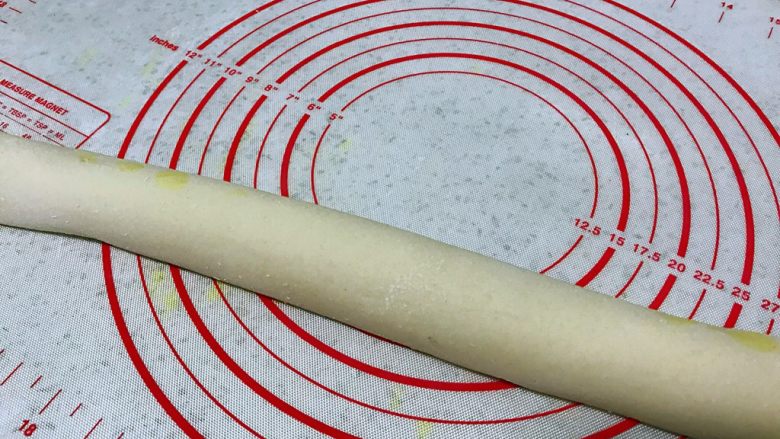 姜黄花卷,饮料做,把面饼卷起来。