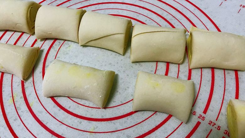 姜黄花卷,饮料做,切成长度为8厘米大小均匀的剂子。