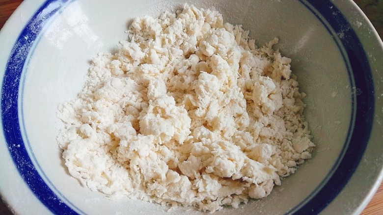 鸡蛋灌饼,用开水烫,搅拌成絮状
