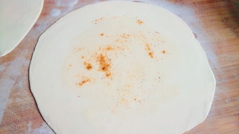 鸡蛋灌饼,周边涂一层水,这个步骤一定要做(方便两层面皮粘在一起,打入鸡蛋的时候不会流出来)