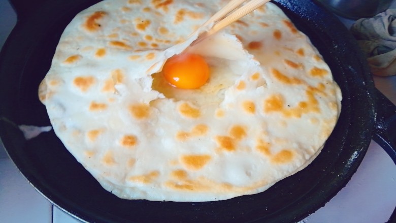 鸡蛋灌饼,把中间扎破，打入一颗鸡蛋