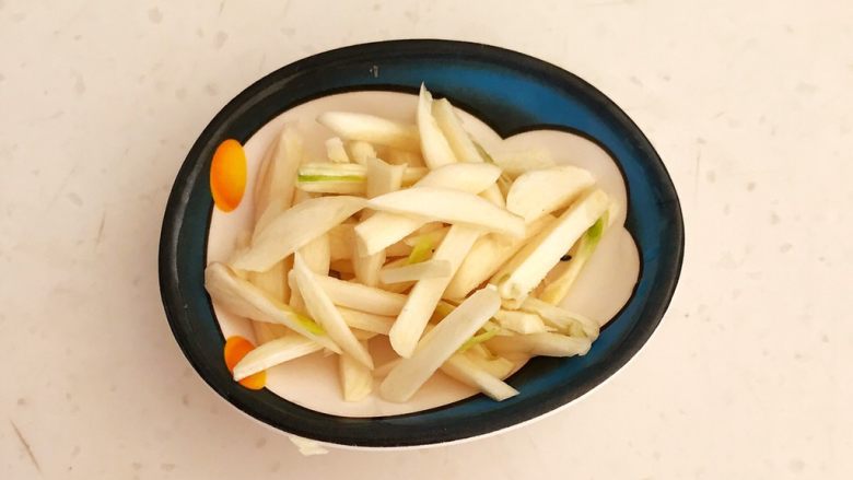 减脂快手菜 银芽炒蛋,把蒜瓣切成蒜丝