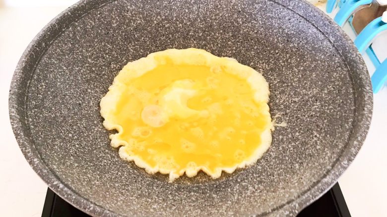 减脂快手菜 银芽炒蛋,油烧热后加入鸡蛋液
