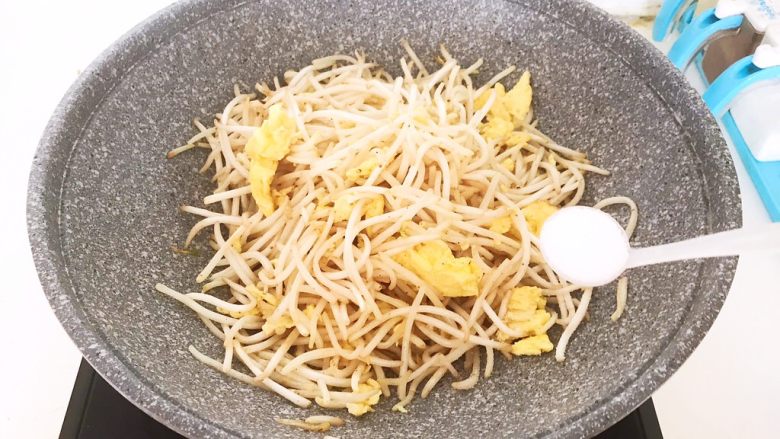 减脂快手菜 银芽炒蛋,加入4克精盐