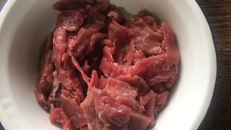 孜然牛肉,<a style='color:red;display:inline-block;' href='/shicai/ 216'>牛肉</a>切薄片(最好是牛里脊或牛腿肉)