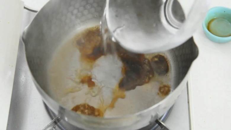白灼菜心,清新爽口不油腻,记得多吃蔬菜哦,锅中加少许油,再加入蚝油、生抽、清水烧开。