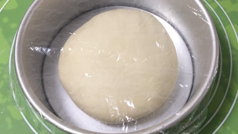 豆沙馒头,拿出整理滚圆,放入模具,盖上保鲜膜。