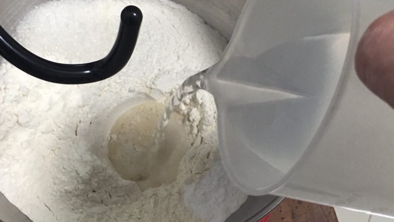豆沙馒头,清水加温至37度,再倒入厨师机。