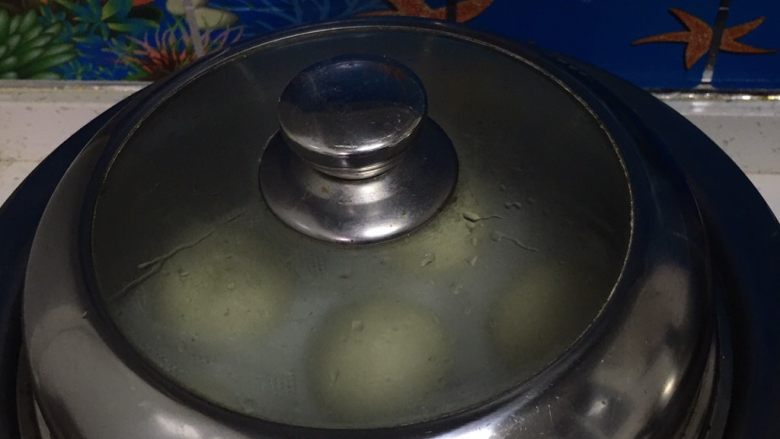 豆沙馒头,将笼格放入锅中,中火蒸10分钟,关火焖5分钟。