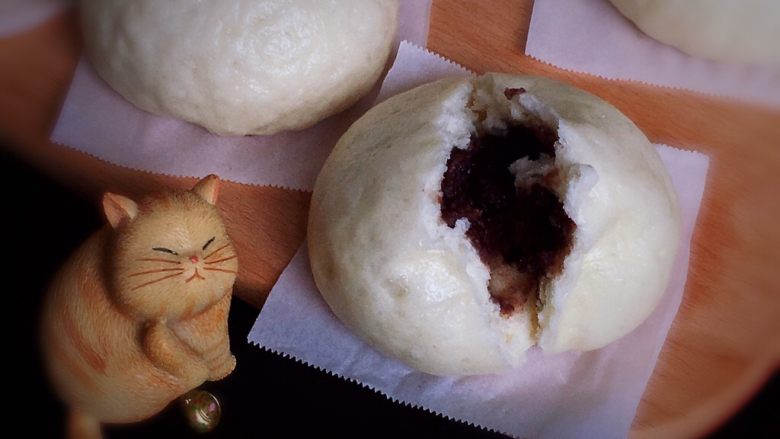 豆沙馒头,掰开品尝,甜甜蜜蜜真是享受。