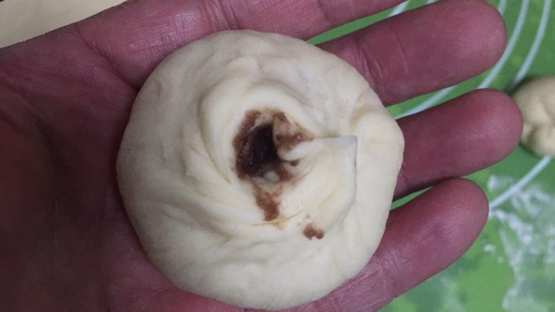 豆沙馒头,包裹起来,收紧口子。
