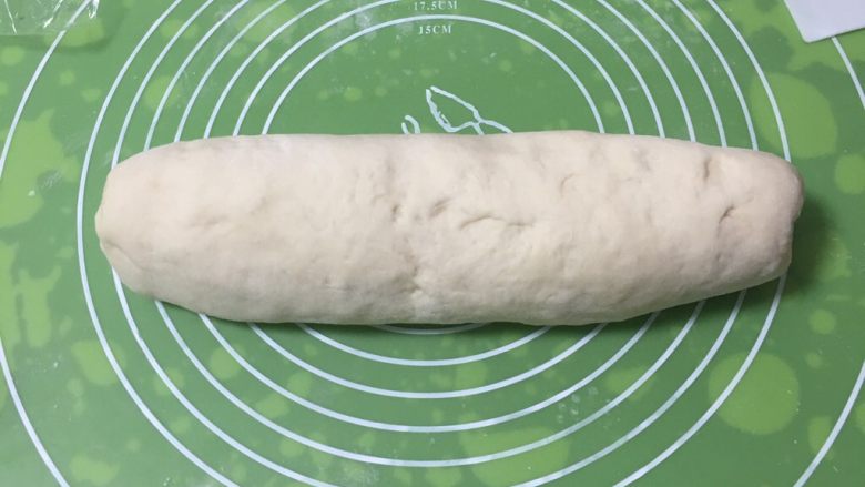 豆沙馒头,整理排气,擀成圆柱形,再将面团等分需要的剂子。