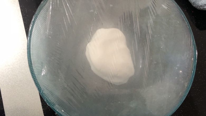 水晶虾饺,5分钟后用手给它揉成光滑的面团,盖上保鲜膜醒发20分钟左右。