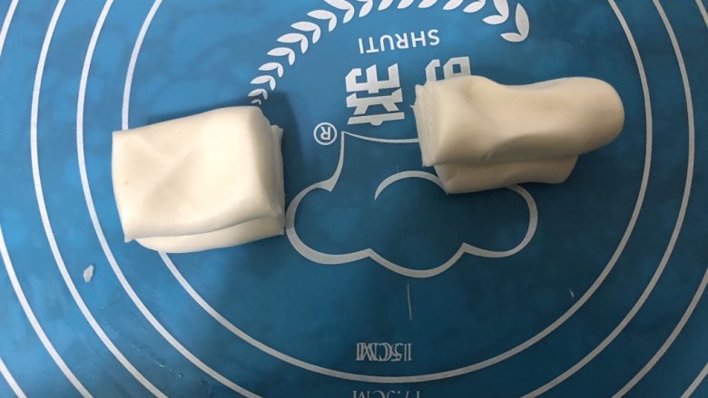 水晶虾饺,切太小了,我两块合成了一块。