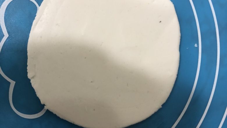 水晶虾饺,案板上刷点油,菜刀一面也抹掉油,用刀压成如图的饺子皮形状,然后用刀把饺子皮铲下来。第一次用刀压,压得还不太行,需要多加练习。