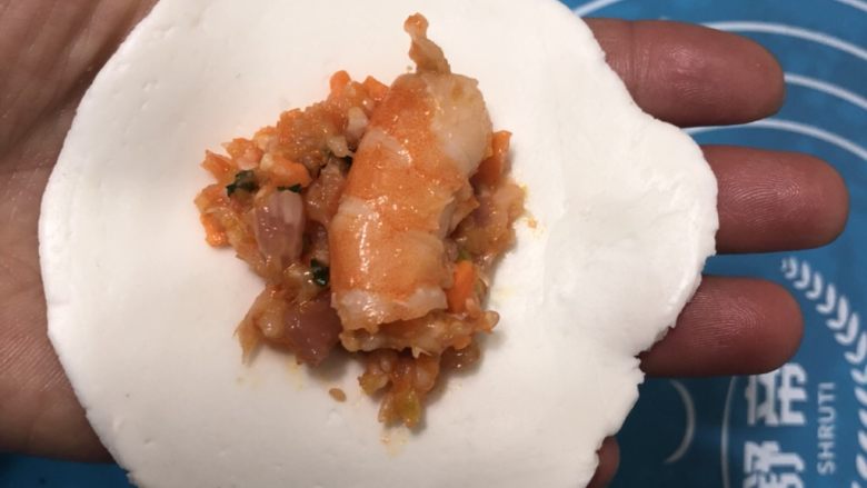 水晶虾饺,包上拌好的馅料,每个饺子里放一个虾段。