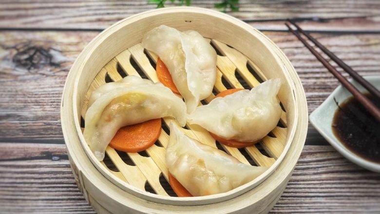 水晶虾饺,沾点醋和辣椒,味道不错!