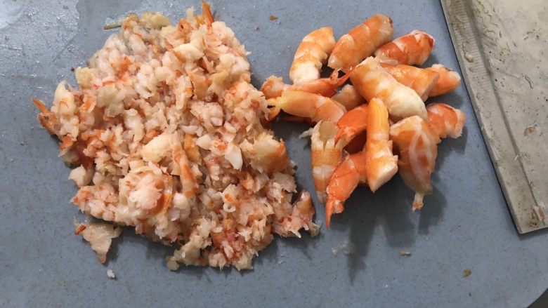 水晶虾饺,大虾去壳开背去虾线,三分之二切成虾沫,三分之一<a style='color:red;display:inline-block;' href='/shicai/ 287'>虾仁</a>从中间一分为二备用。