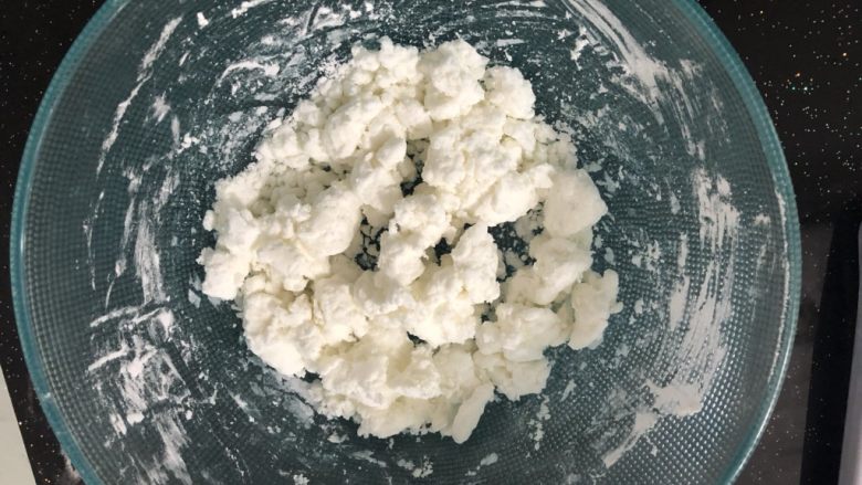 水晶虾饺,用适量开水(刚煮沸的开水)冲入,调成无干粉的絮状,盖上湿毛巾醒5分钟。