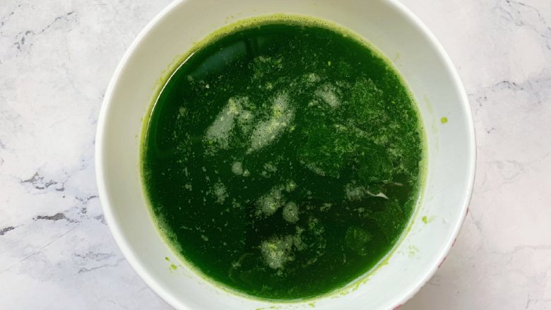 美味韭菜饼,用网筛过滤掉菜渣,留下韭菜汁备用。