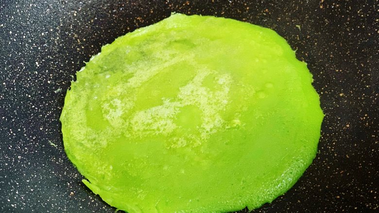 美味韭菜饼,面糊成型以后,翻面继续煎至金黄即可。