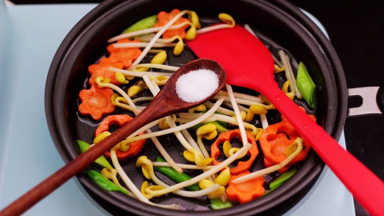 黄瓜虾仁什锦肉丸面,看见胡萝卜和黄豆芽断生变软的时候,加入适量的盐调味。