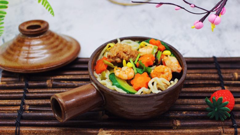 黄瓜虾仁什锦肉丸面
