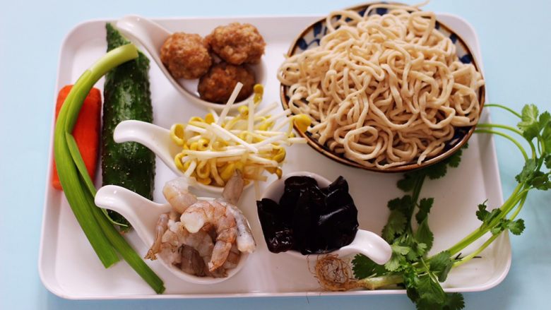 黄瓜虾仁什锦肉丸面,首先备齐所有的食材,<a style='color:red;display:inline-block;' href='/shicai/ 233'>木耳</a>提前浸泡一会儿。
