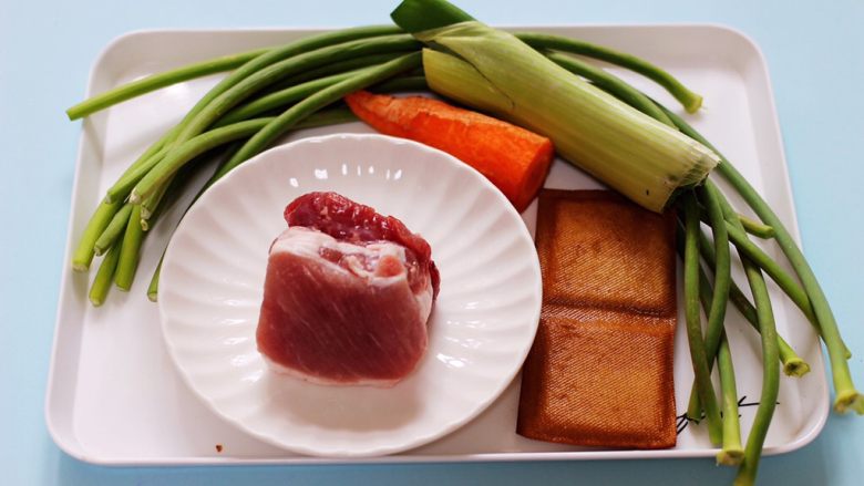 肉末豆干炒蒜苔,首先备齐所有的食材,<a style='color:red;display:inline-block;' href='/shicai/ 146'>蒜苔</a>去头掐尾洗净备用。