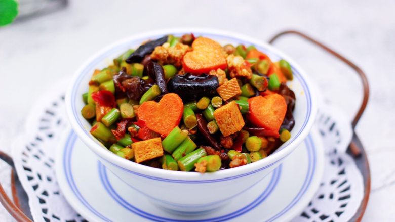 肉末豆干炒蒜苔,啦啦啦,超级无敌的下饭菜就出锅咯。