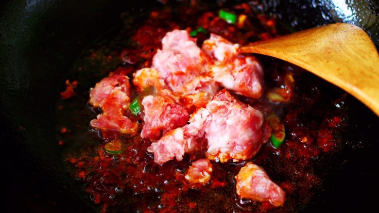 肉末豆干炒蒜苔,这个时候加入搅打好的猪肉末,大火翻炒至猪肉末变色的时候。