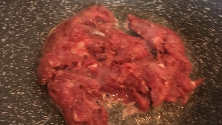 孜然牛肉,热锅冷油放入牛肉片滑散