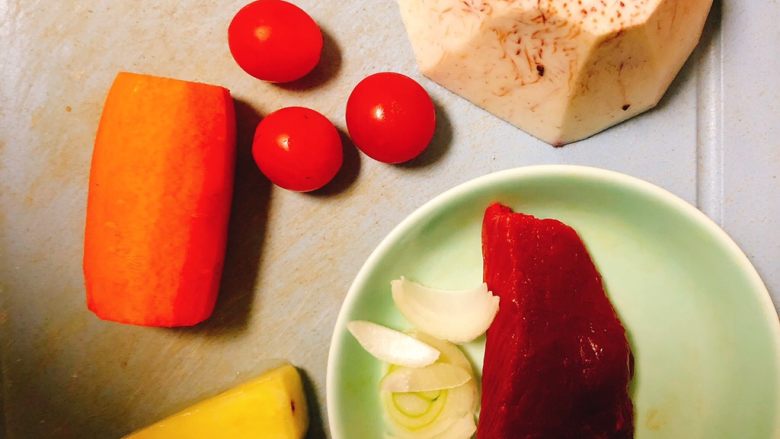 酸甜肉酱芋泥,芋头200g，小番茄3个，牛肉50g，大葱少量，菠萝6g，胡萝卜20g！