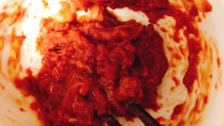 酸甜肉酱芋泥,牛肉大葱一起搅拌成泥后，放入生粉宝宝酱油2滴腌制15分钟！