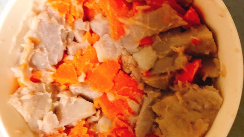 酸甜肉酱芋泥,芋头和胡萝卜蒸熟后放入小碗中碾压碎，周岁的宝宝不用碾压太碎，可以锻炼手眼协调能力！