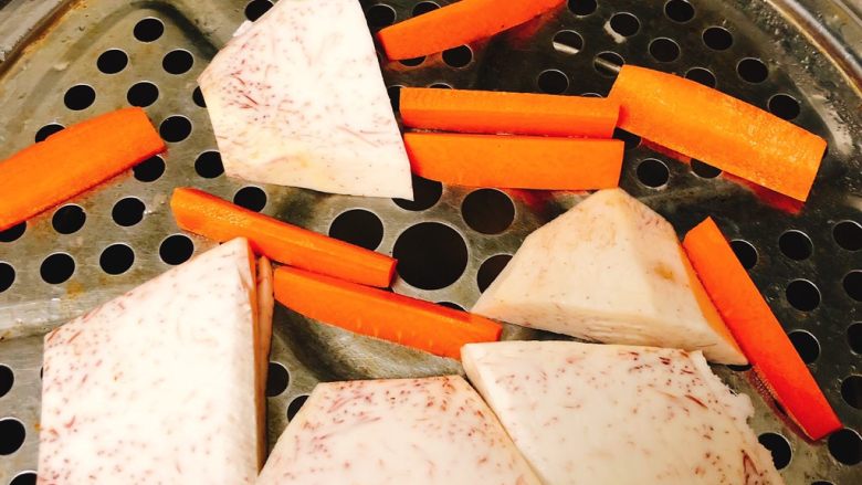 酸甜肉酱芋泥,芋头和胡萝卜蒸熟