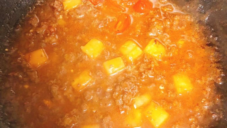 酸甜肉酱芋泥,小番茄和牛肉泥一起放入锅中炒香熟后，可以用黄油炒，再倒入清水煮至粘稠一点最后倒入菠萝一起煮5分钟！周岁以上宝宝可以加点盐！