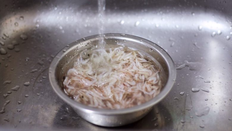 雪虾鸡蛋饼 (宝宝补钙佳品),将雪虾反复冲洗几遍。