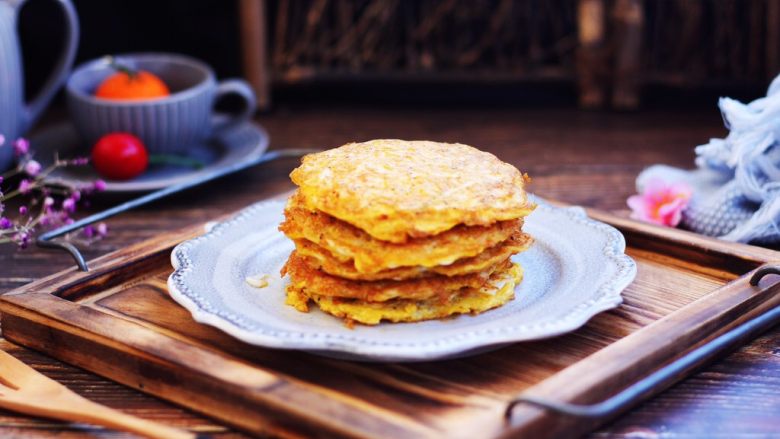 雪虾鸡蛋饼 (宝宝补钙佳品),雪虾鸡蛋饼鲜香味美,与主食搭配非常很适合早餐食用。
还可以蘸自己喜欢的酱料吃。