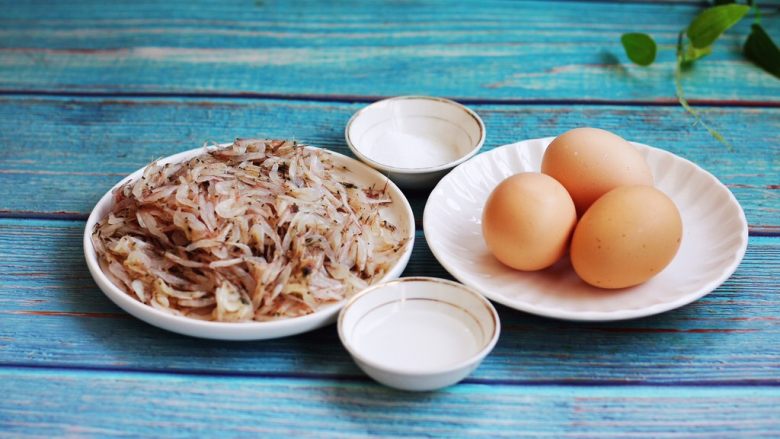 雪虾鸡蛋饼 (宝宝补钙佳品),主要食材:雪虾、<a style='color:red;display:inline-block;' href='/shicai/ 9'>鸡蛋</a>、醋、盐。