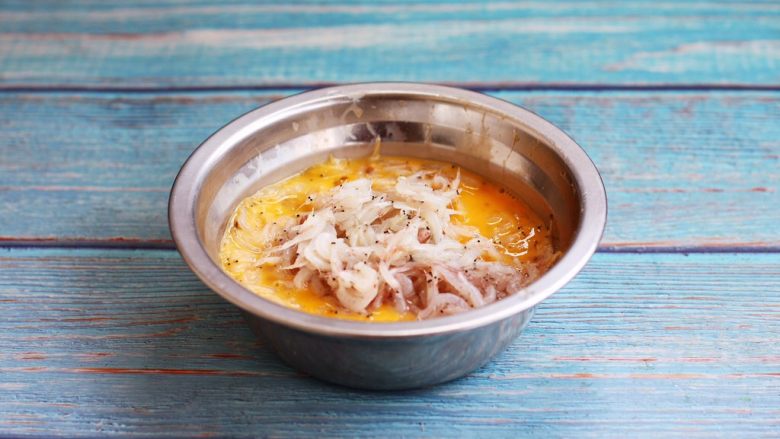 雪虾鸡蛋饼 (宝宝补钙佳品),放入沥干水分的雪虾。
