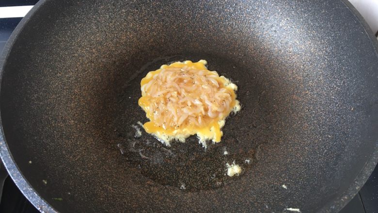 雪虾鸡蛋饼 (宝宝补钙佳品),中小火将两面都煎成金黄色即可。