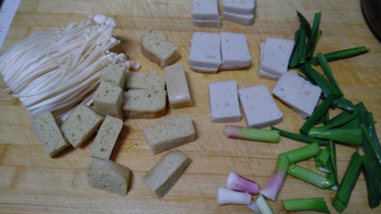 素炒豆腐、面筋、金针菇,所有材料准备好。