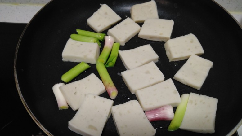 素炒豆腐、面筋、金针菇,锅中放入适量油，放入<a style='color:red;display:inline-block;' href='/shicai/ 3349'>蒜苗</a>根、<a style='color:red;display:inline-block;' href='/shicai/ 465'>豆腐</a>。