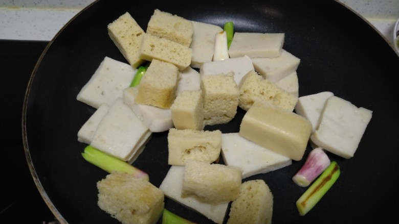素炒豆腐、面筋、金针菇,炒至豆腐微微发黄，放入<a style='color:red;display:inline-block;' href='/shicai/ 4563'>面筋</a>。