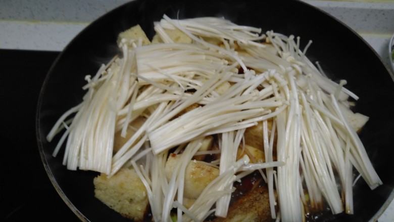 素炒豆腐、面筋、金针菇,放入<a style='color:red;display:inline-block;' href='/shicai/ 234'>金针菇</a>。