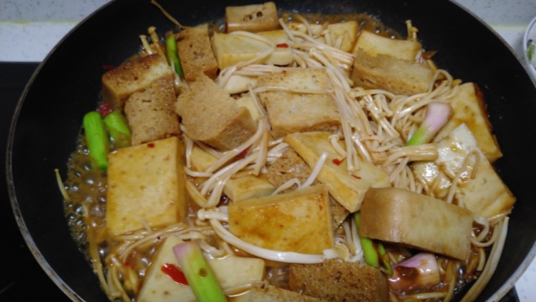 素炒豆腐、面筋、金针菇,放入芝麻酱、<a style='color:red;display:inline-block;' href='/shicai/ 712'>甜面酱</a>、<a style='color:red;display:inline-block;' href='/shicai/ 46964'>郫县豆瓣酱</a>。