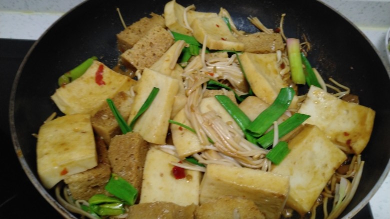 素炒豆腐、面筋、金针菇,翻炒均匀。